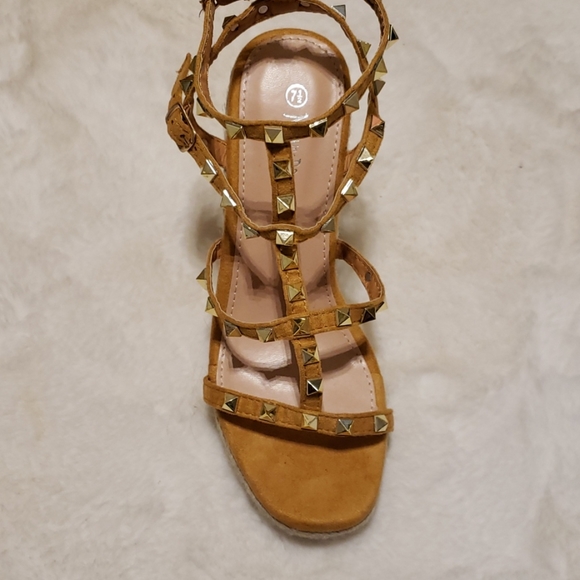 Studded wedge - Picture 2 of 3